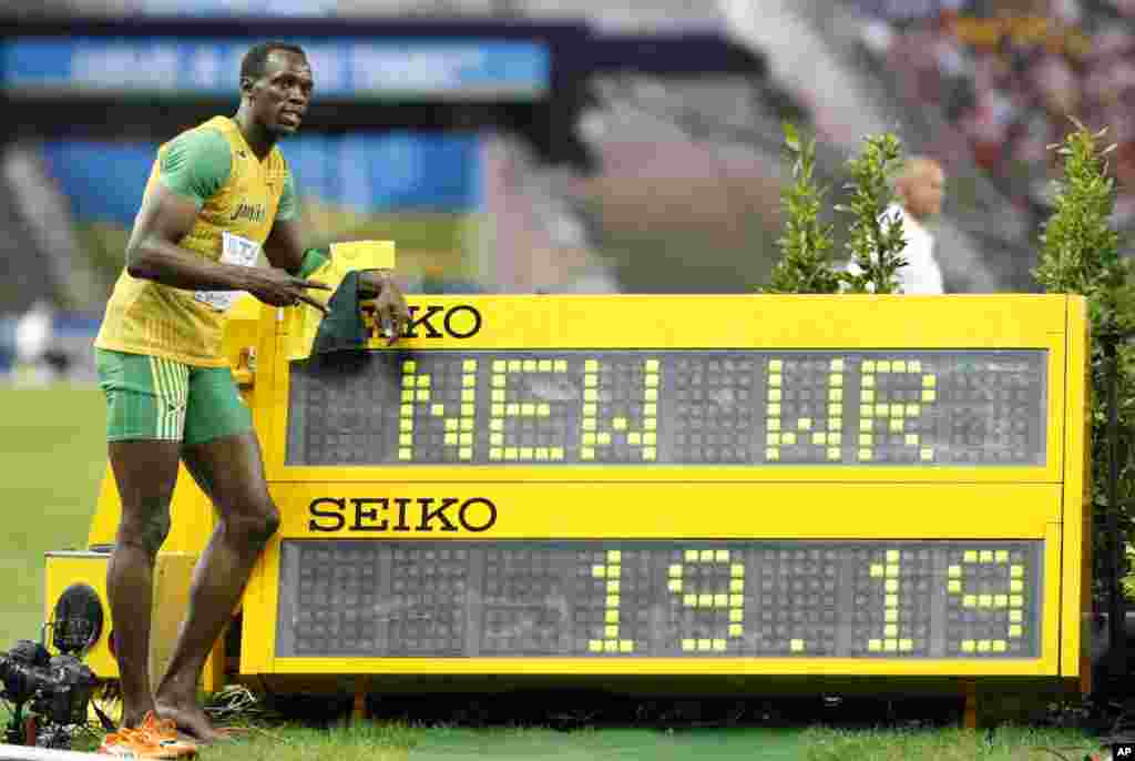 Usain Bolt atterrit à Berlin plein d’ambitions. Jamais rassasié, le Jamaïcain veut terminer le travail sur 100m, après s’être relâché volontairement à Pekin un an auparavant. Après un départ moyen, Bolt part à grandes enjambées vers la ligne d’arrivée et accroche un record du monde à 9’58, qui sera sans doute imbattable à l’avenir, devant Tyson Gay (9’71) et Asafa Powell (9’84). Les records pleuvent et Bolt ira même améliorer son record sur 200m (19’19). Majestueux.