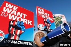 Trabajadores del gobierno de EE.UU. y otros manifestantes protestan por el cierre del gobierno federal afuera de la Casa Blanca en Washington, el jueves 10 de enero de 2019.