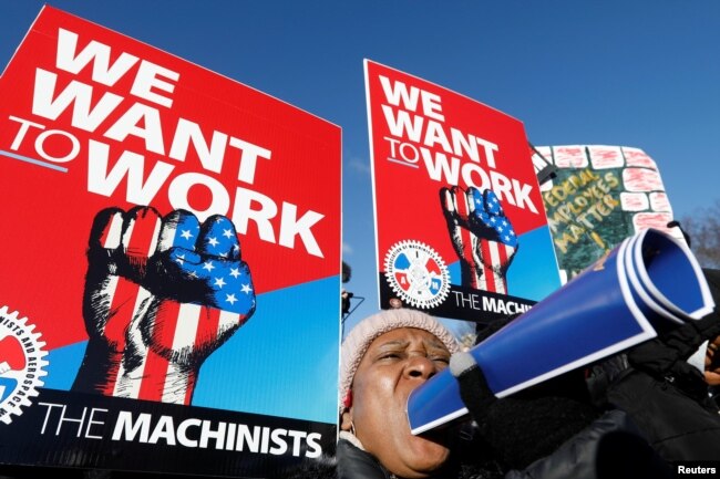 Trabajadores del gobierno de EE.UU. y otros manifestantes protestan por el cierre del gobierno federal afuera de la Casa Blanca en Washington, el jueves 10 de enero de 2019.