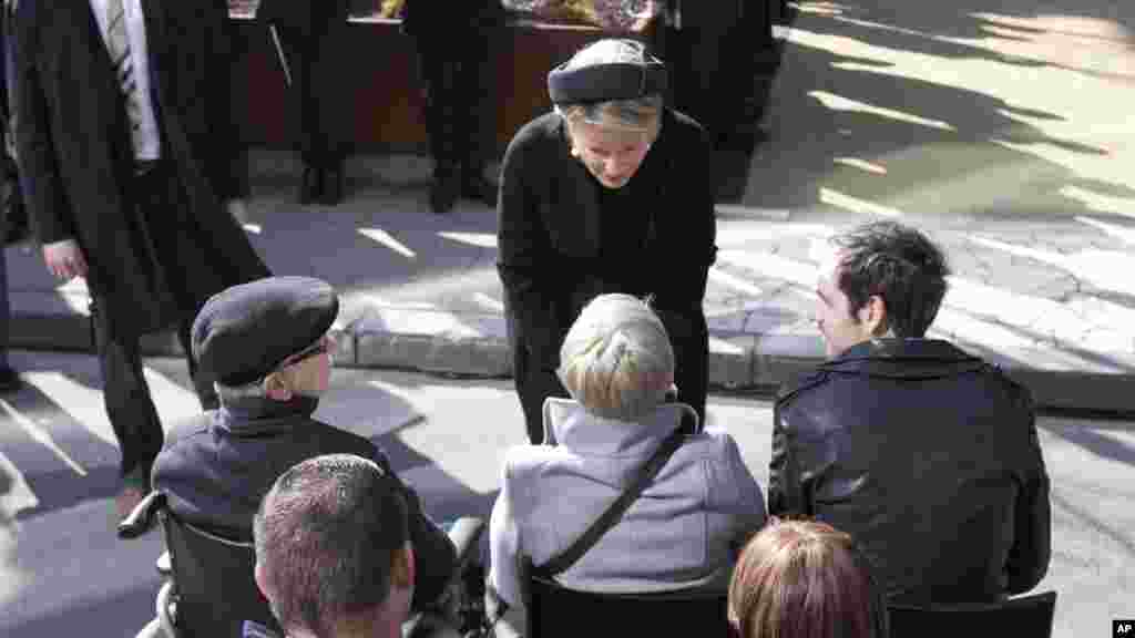 La reine Mathilde discute avec des victimes et leurs familles lors d&#39;un service &nbsp;à Bruxelles le 22 mars 2017.