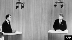 صدارتی اُمیدواروں رچرڈ نکسن اور جان ایف کینیڈی کے درمیان 1960 میں صدارتی مباحثہ ٹیلی ویژن پر نشر کیا گیا۔