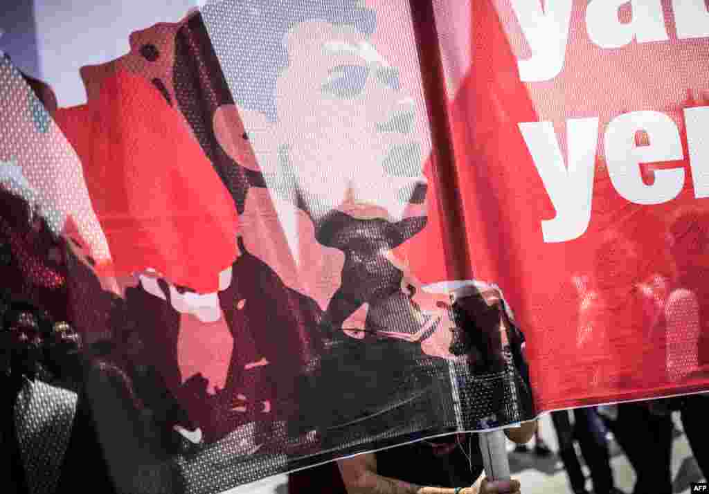 터키 이스탄불에서 열린 노동절 집회에서 참가자가 붉은 깃발을 들고 행진하고 있다.&nbsp;