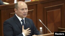 Moldova's Prime Minister Valeriu Strelet addresses members of parliament in Chisinau, October 29, 2015.