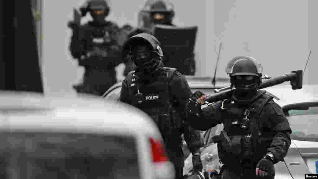 Les&nbsp;forces spéciales de la police&nbsp;française recherche et la Brigade d&#39;intervention (BRI) sur les lieux d&#39;une fusillade à Montrouge, près de Paris, le 8 janvier 2015.