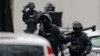 Suspeitos de atentado contra Charlie Hebdo cercados pela polícia