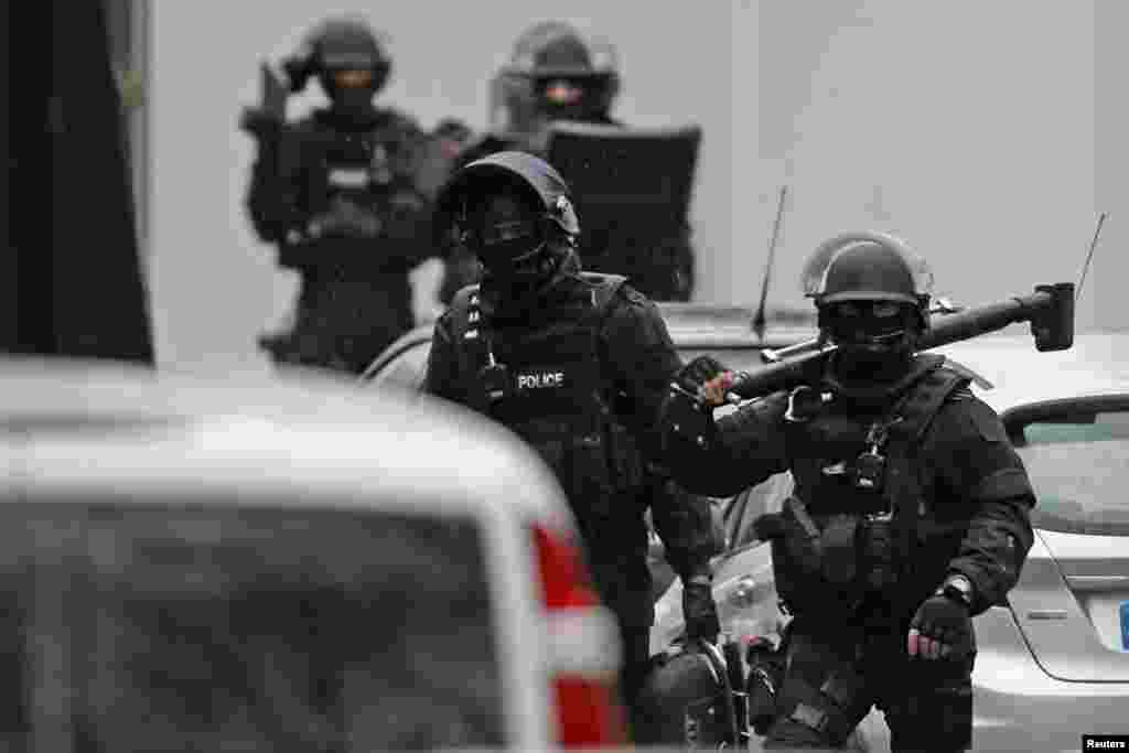 Fransanın xüsusi təyinatlı polis işçiləri hadisənin baş verdiyi yerdə - Monruj, 8 yanvar, 2015 &nbsp;
