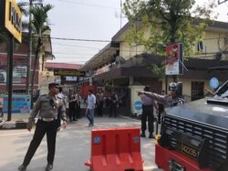 Situasi di Kepolisian Resor Kota Besar (Polrestabes) Medan, Sumatra Utara, Rabu (13/11) pagi, beberapa saat setelah insiden ledakan bom bunuh diri, Rabu, 13 November 2019. (Foto: Anugrah Andriansyah/ VOA)