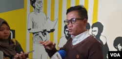 Direktur Eksekutif Amnesty International Indonesia Usman Hamid (foto: VOA/Sasmito Madrim).