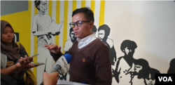 Direktur Eksekutif Amnesty International Indonesia Usman Hamid (foto: VOA/Sasmito Madrim).