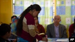 Una mujer indígena vota en una mesa electoral en Sumpango, Guatemala, domingo. Los guatemaltecos votan por su próximo presidente el domingo, mientras miles de sus compatriotas huyen de la pobreza y la violencia.