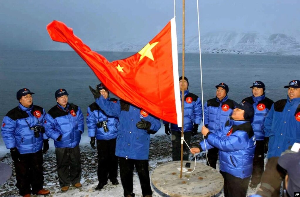 中国的一支北极探险队2001年10月31日在挪威斯瓦尔巴群岛举起中国国旗建立中国研究站。(photo:VOA)