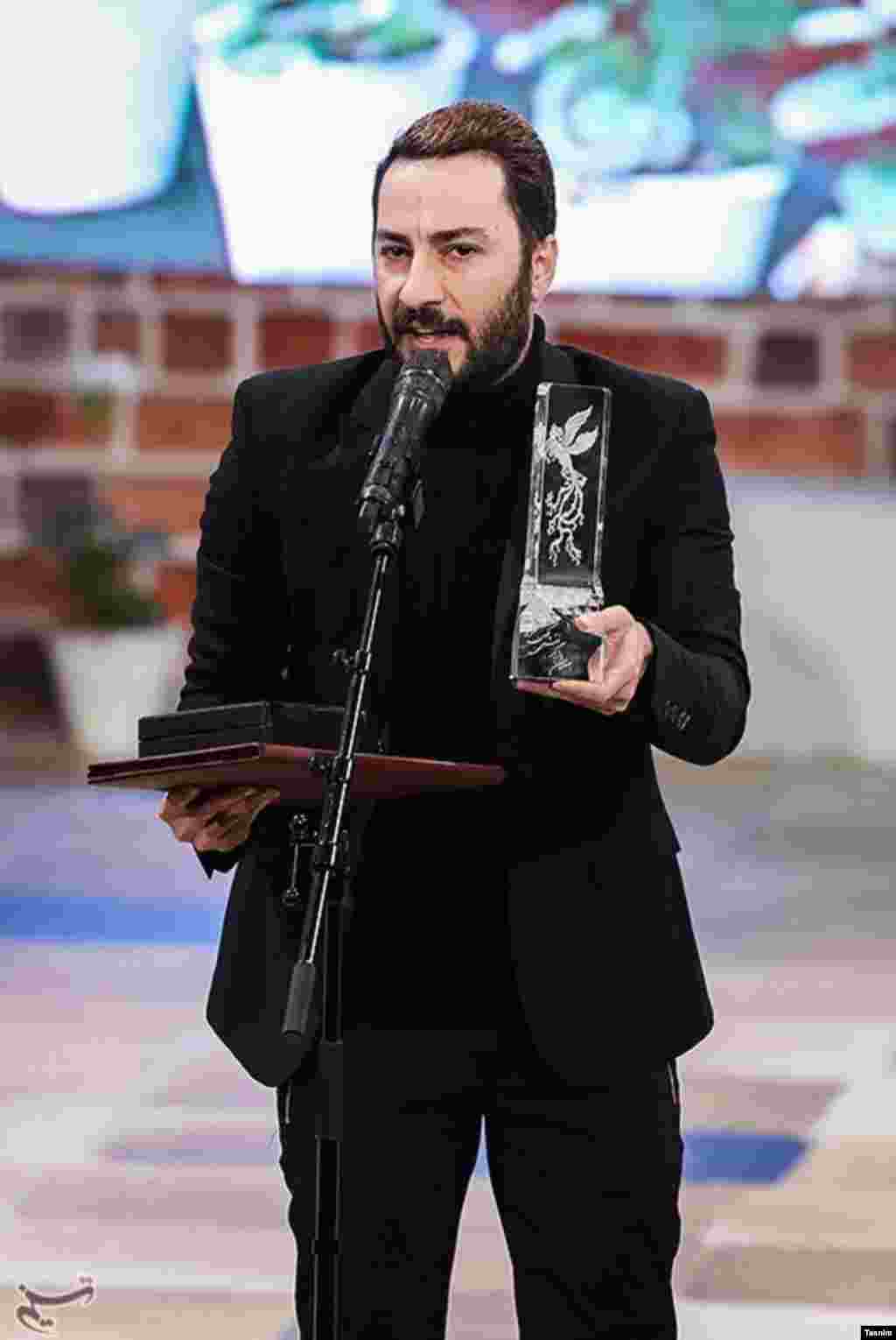 بهترین بازیگر نقش مکمل مرد سی‌وپنجمین جشنواره فیلم فجر به نوید محمدزاده برای فیلم بدون تاریخ عکس: حامد ملکپور 