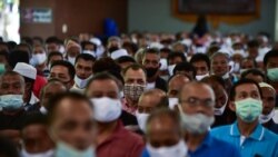 People wearing face masks attend a meeting by Thai government officials discussing the economic impact of the COVID-19 coronavirus in the border area with Malaysia at Sungai Kolok town in Thailand's southern province of Narathiwat on September 12, 2020 as