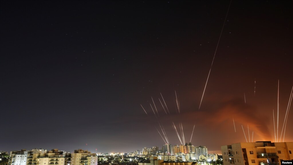 以色列城镇2021年5月12日清晨继续受到来自加沙的火箭弹袭击（路透社）(photo:VOA)