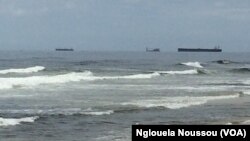 Des bateaux au large de Pointe-Noire, Congo, 7 novembre 2017. (VOA/Nglouela Noussou)