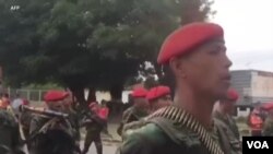 Efectivos militares del Ejército de Venezuela en demostración de prácticas sobre tácticas de combate, informe de ONG pro derechos humanos sostiene que fuerzas armadas son cómplices de acciones del grupo ELN. (Foto Archivo / AP)