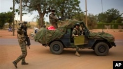 French soldiers stand at a crossroads as they arrive in the city of Sevare, about 620 kilometers north of Bamako, Mali, January 25, 2013.