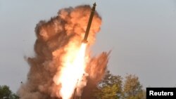 Ảnh tên lửa phóng từ bệ phóng siêu lớn do Hãng thông tấn KCNA của Triều Tiên loan tải ngày 10/9/2019.