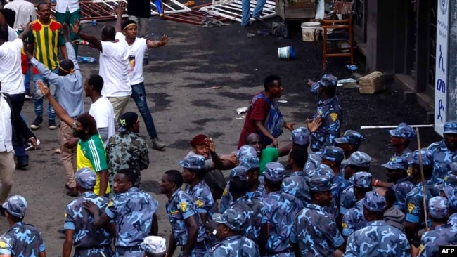 Ethiopian security forces intervene on Meskel Square in Addis Ababa, June 23, 2018, where a blast killed several people during a rally called by the Prime Minister Abiy Ahmed.