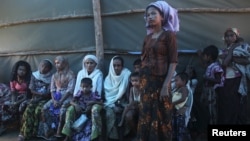 Shofica Belcom, 25, menunggu bersama ibu-ibu Muslim Rohingya penghuni kamp pengungsi lainnya di klinik kesehatan Palang Merah Burma di Sittwe. (Foto: Reuters/Joe Cropp)