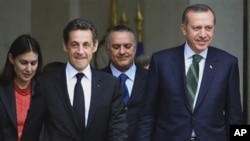 French President Nicolas Sarkozy, left, leaves with Turkish Prime Minister Recep Tayyip Erdogan after their meeting at the Elysee Palace, in Paris, (File Photo)