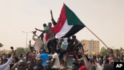 Para pengunjuk rasa Sudan meneriakkan slogan-slogan dalam unjuk rasa menentang dewan militer di Khartoum, Sudan, 30 Juni 2019.