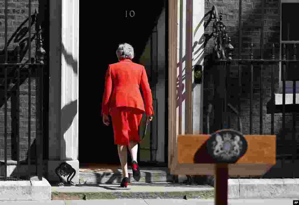 테레사 메이 영국 총리가 다음달 7일 당 대표를 사퇴하겠다고 발표한 후 자리를 떠나고 있다.