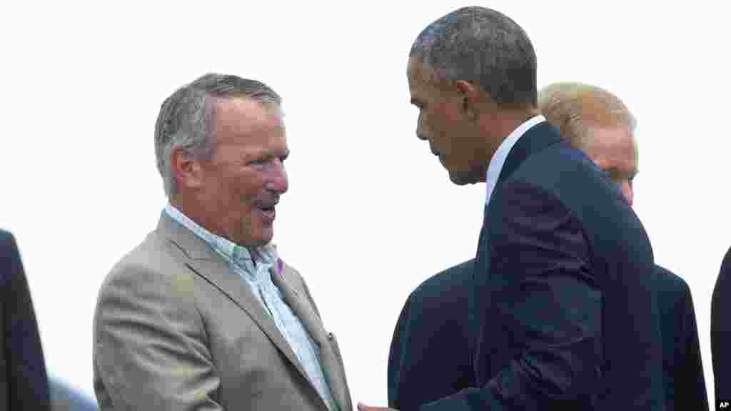 Le président Barack Obama est accueilli par le maire Buddy Dyer à son arrivée à l&#39;aéroport international d&#39;Orlando, le jeudi 16 juin 2016.