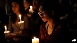 Natalynn Rivis, une étudiante à l'Université du Nevada Las Vegas, rend hommage aux victimes de la fusillade, le 2 octobre 2017.