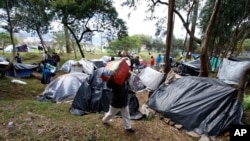 Migrantes venezolanos en campamentos rudimentarios, establecidos en países vecinos, como Colombia.