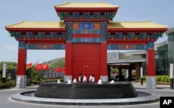 Delegates pass by a Chinese themed arc outside a hotel where Chinese President Xi Jinping will reportedly stay during his state visit at Port Moresby, Papua New Guinea, Nov. 15, 2018.