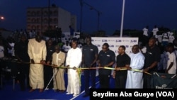 Le Ministre des sports (en blanc au centre) inaugure le terrain de Basket de la NBA jr League aux côtés du Vice-Président de la NBA et de ses partenaires, à Dakar, 15 decembre 2017. (VOA/ Seydina Aba Gueye)