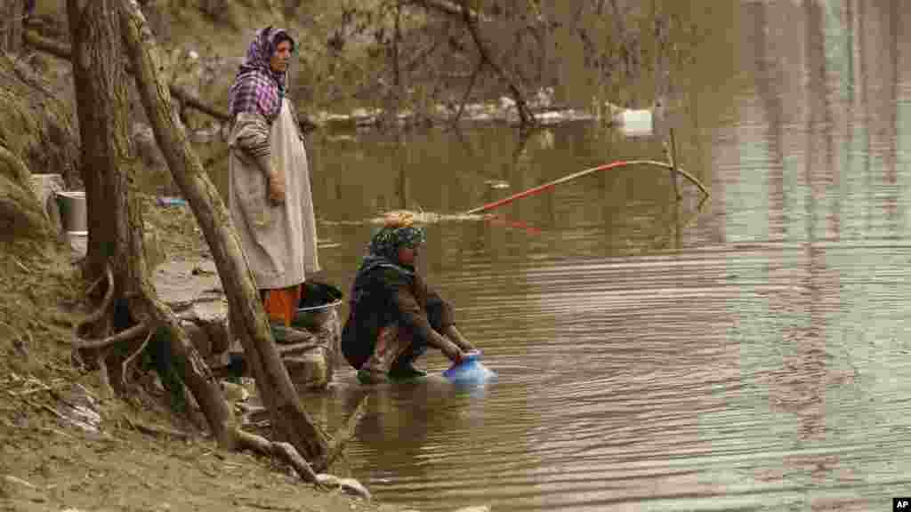 Les femmes du village du Kashmiri&nbsp;recueillent l&#39;eau d&#39;une rivière, à l&#39;occasion de la Journée mondiale de l&#39;eau à Dasilpora, en Inde, le 22 mars 2017.