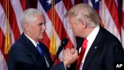 Le président élu des Etats-Unis Donald Trump, à droite, et son vice-président Mike Pence, 9 novembre 2016.