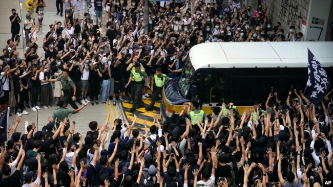 2019年10月9日当香港社运人士、“香港本土民主前线”发言人梁天琦乘坐的汽车离开香港高等法院时有上百抗议人士到场支持。