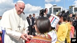 Paus Fransiskus saat tiba di Yangon, Myanmar, Senin (27/11). 