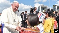 27일 미얀마 양곤에 도착한 로마 가톨릭의 프란치스코 교황이 아이들의 환영인사를 받고 있다.