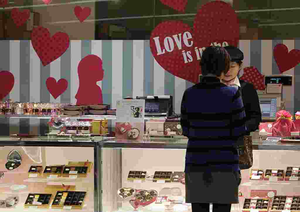 Seorang perempuan membeli coklat di sebuah toko di Tokyo, 14 Februari (AP).