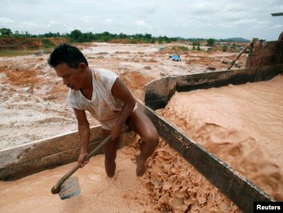 Penambang ilegal memilah bijih timah dari pasir di lokasi penambangan di Pulau Bangka, 21 Februari 2007. (Foto: Reuters)