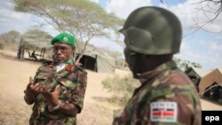 Le général de brigade Anthony Ngere, à gauche, de la Mission de l'Union africaine en Somalie (AMISOM) discute avec ses officiers supérieurs au quartier général secteur de l’Amison dans la ville de Dhobley, Somalie, 30 septembre 2012. EPA / UA-ONU IST PHOT