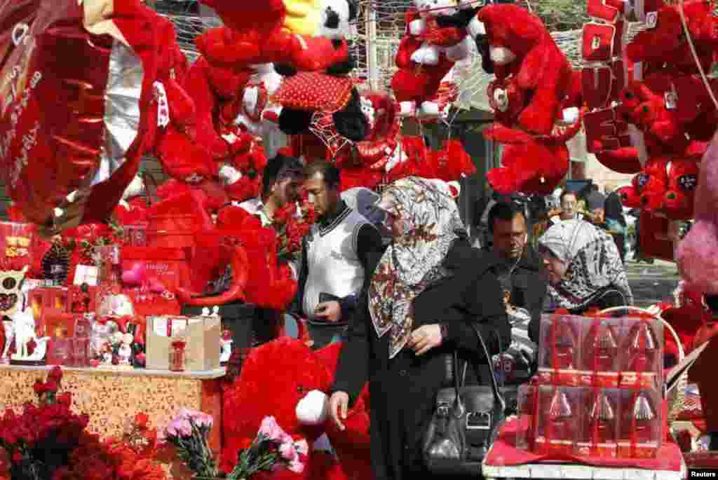 Warga Irak berbelanja hadiah untuk merayakan Valentine&#39;s Day di Baghdad.