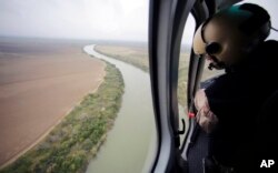 Un guardia de la Agencia de Aduanas y Protección Fronteriza de EE.UU. mira a lo largo del Río Grande en la frontera de Texas con México. Sep. 24, 2015.