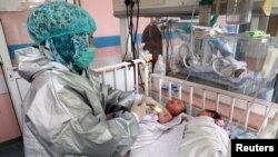 کابل کے ایک زچہ بچہ اسپتال کے چند نوزائیدہ بچے جن کی مائیں دہشت گردوں کے حملے میں ہلاک ہوگئیں۔ 15 مئی 2020