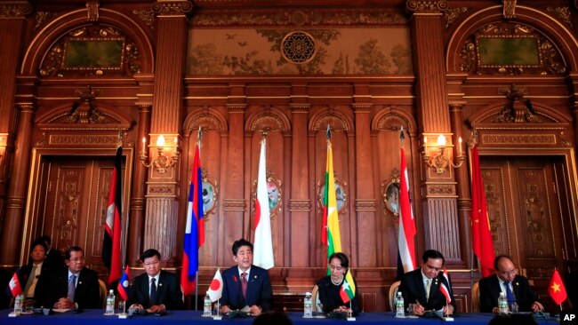 日本首相安倍（左中）在东京举行的湄公河五国领导人峰会联合记者会上发表讲话。（2018年10月9日）
