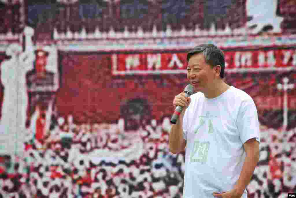 支聯會主席李卓人與香港中學生談話，希望他們感受及體驗1989年中國的大學生在天安門廣場的經歷