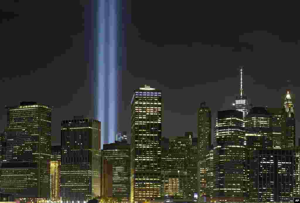 شامگاه دهم سپتامبر آسمان نیویورک به یاد برج های دوقلوی تجارت جهانی که در حملات هدف قرار گرفت و فروریخت، دو ستون نور آسمان را روشن کرده است.