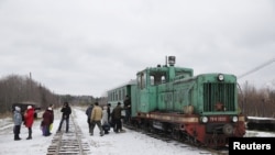 Люди ждут посадки на поезд в деревне Угольная Свердловской области. Россия. 16 октября 2015 г.