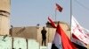 Bağdat'taki Türk Büyükelçiliği önünde toplanan Iraklı Şii göstericiler, Türkiye'nin askerlerini Başika'dan çekmesini talep ediyor