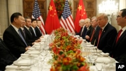 Presiden AS Donald Trump (kedua dari kanan) bertemu Presiden China Xi Jinping (kiri) di Buenos Aires dalam acara jamuan makan malam, Sabtu (1/12).