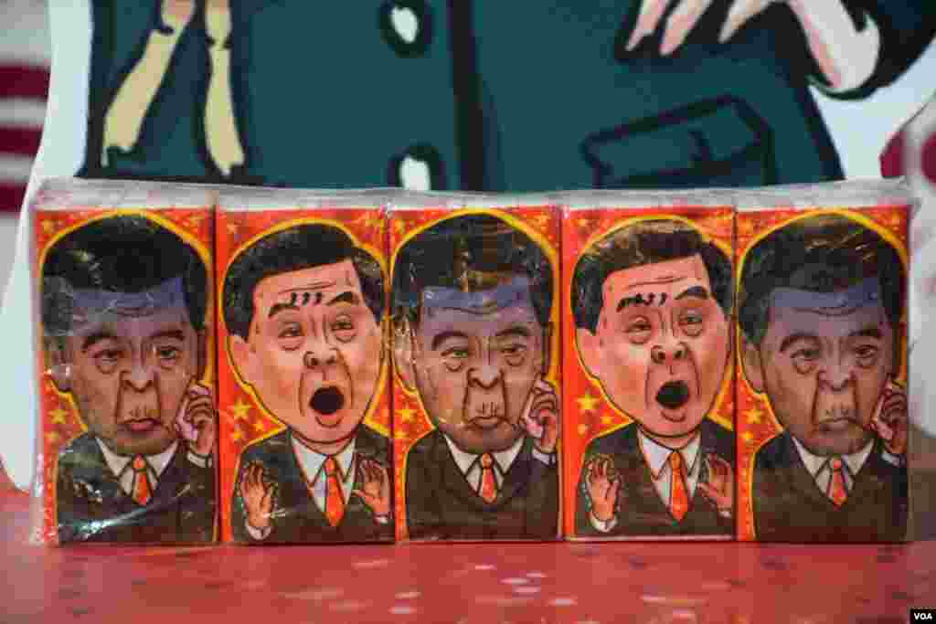 香港民主黨在維園年宵攤位展出被中國當局扣關的惡搞特首梁振英紙巾。（美國之音湯惠芸攝）